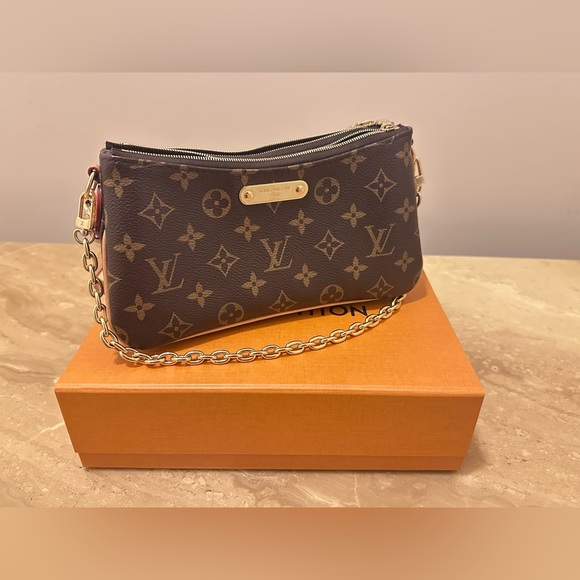 Louis Vuitton Pochette Liv - Picture 4 of 16